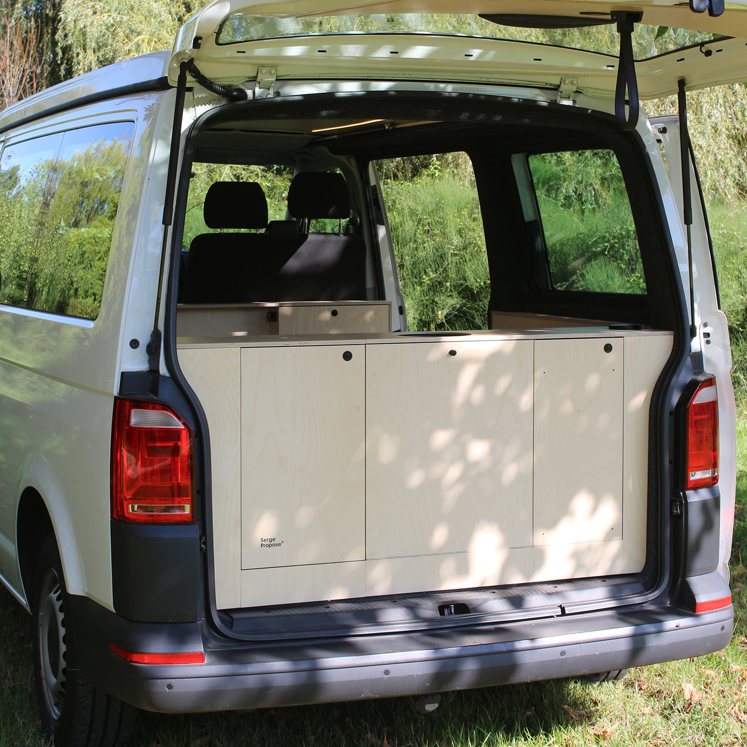 transporter volkswagen avec un kit d'aménagement en bois
