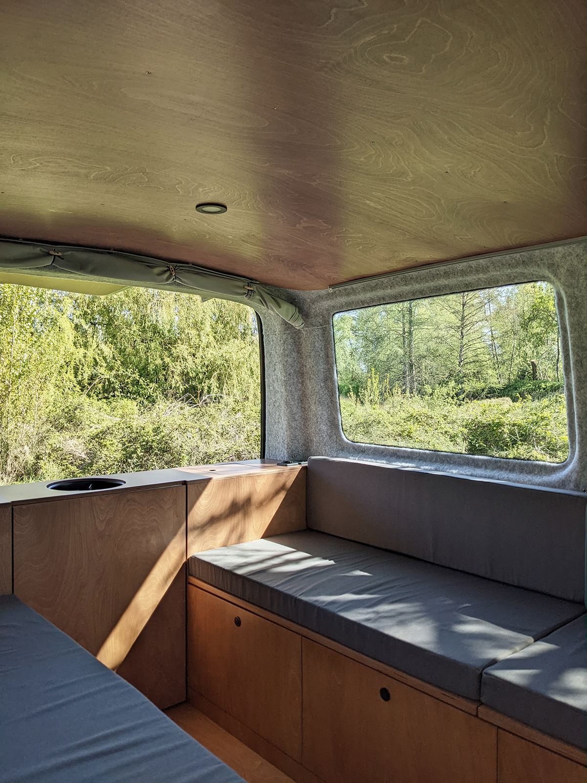 T5 Volkswagen aménagé sur mesure, intérieur en bois