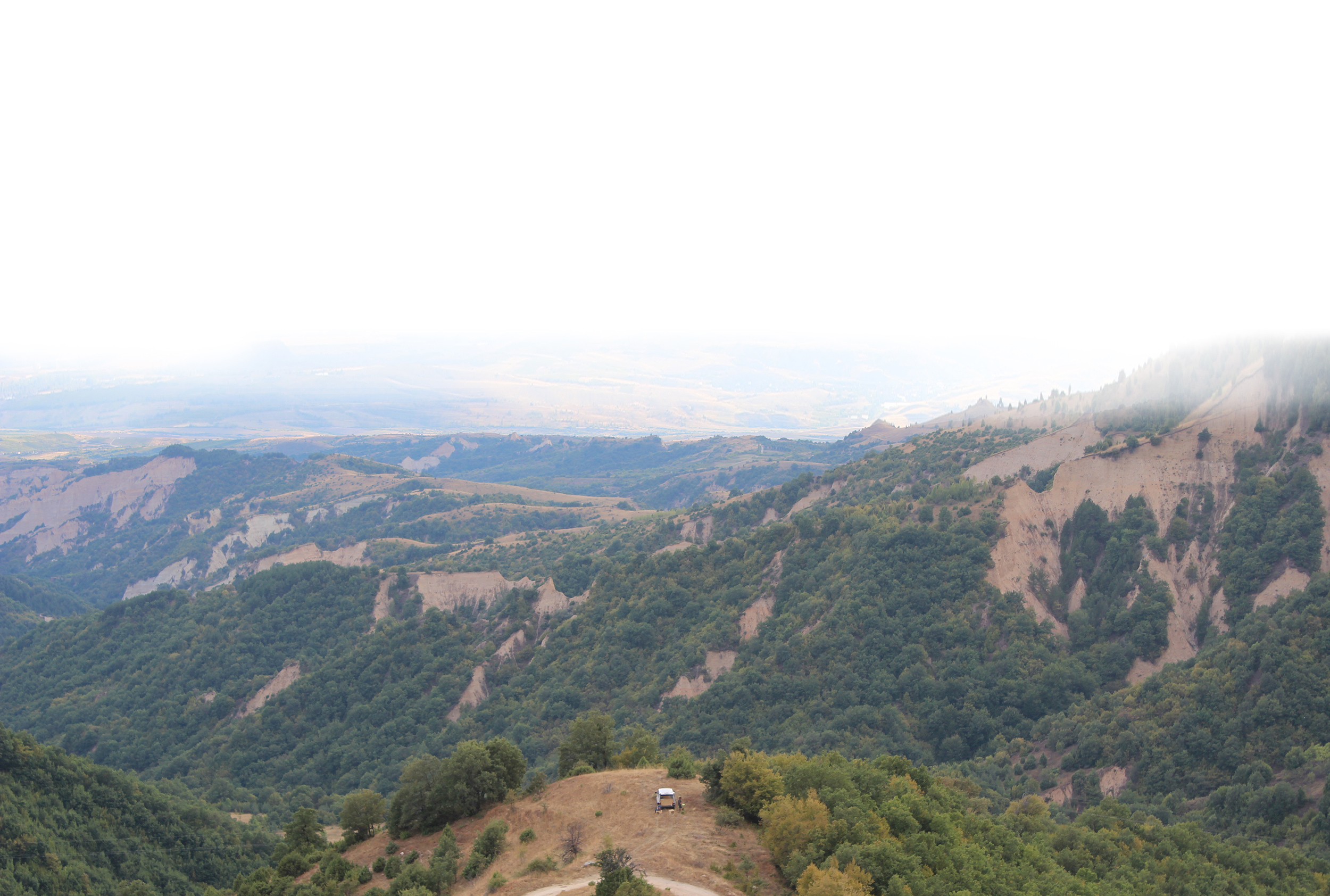 Vue aérienne d'un van aménagé par Serge Propose en pleine nature