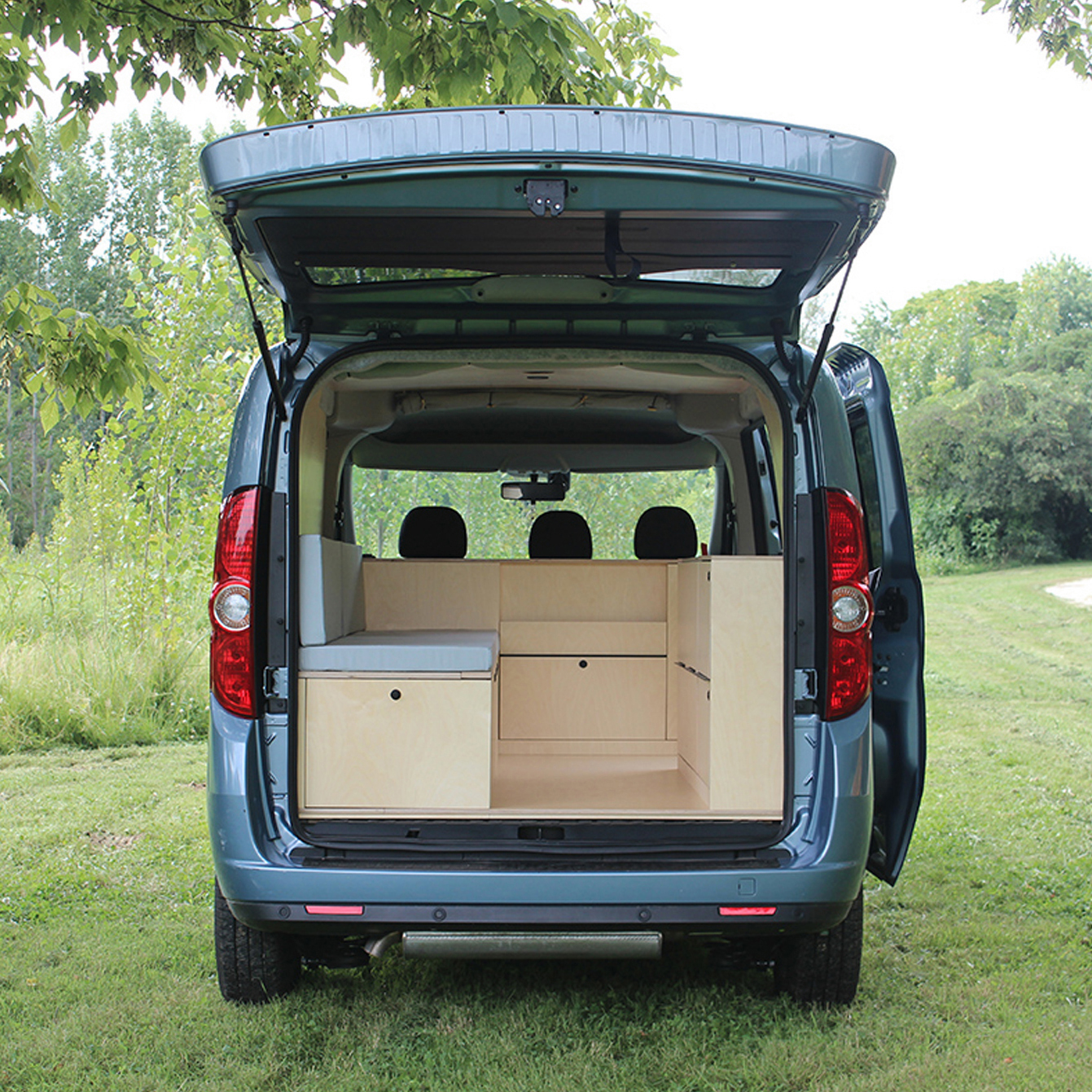 Aménagement personnalisé Doblo avec mobilier en bois
