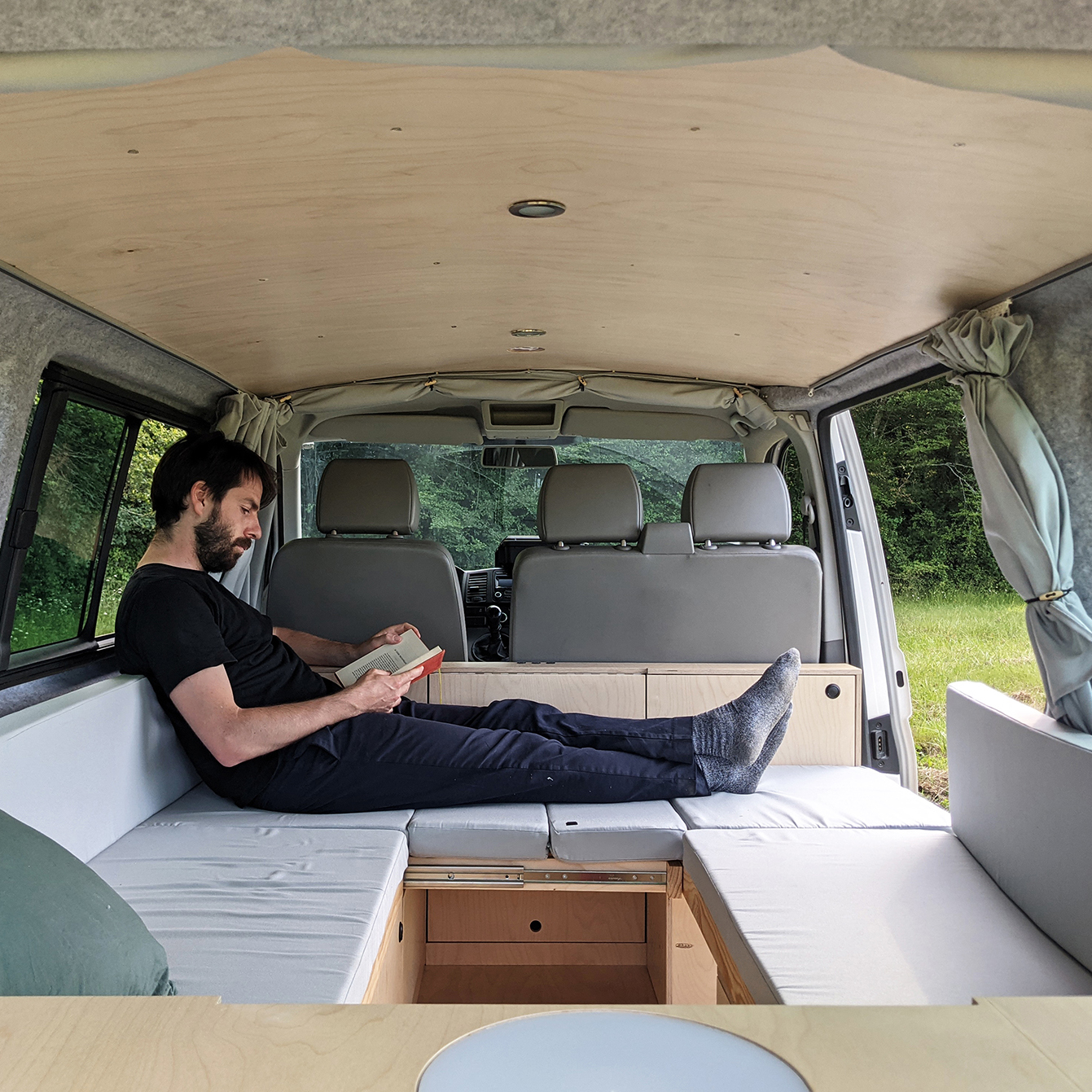 Intérieur d'un van Volkswagen T5 avec aménagement par Serge Propose