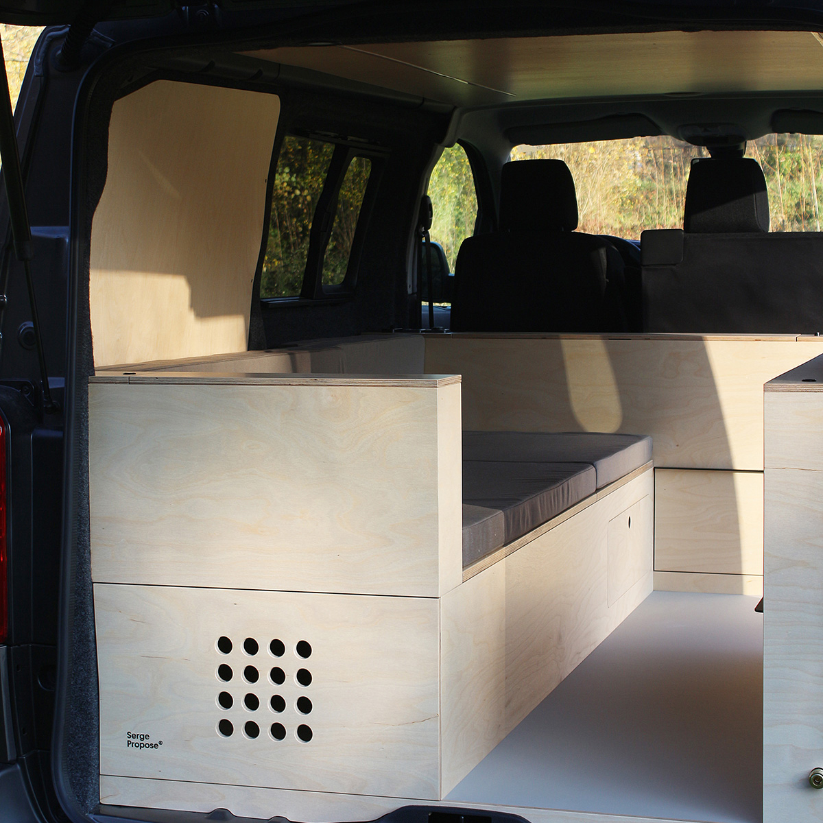 Van Jumpy 4x4 aménagé sur mesure avec mobilier en bois