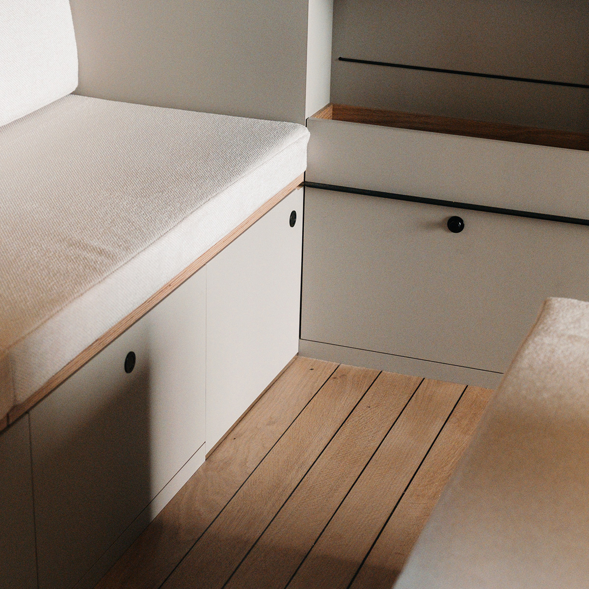Aménagement intérieur en bois d'un van Volkswagen T6