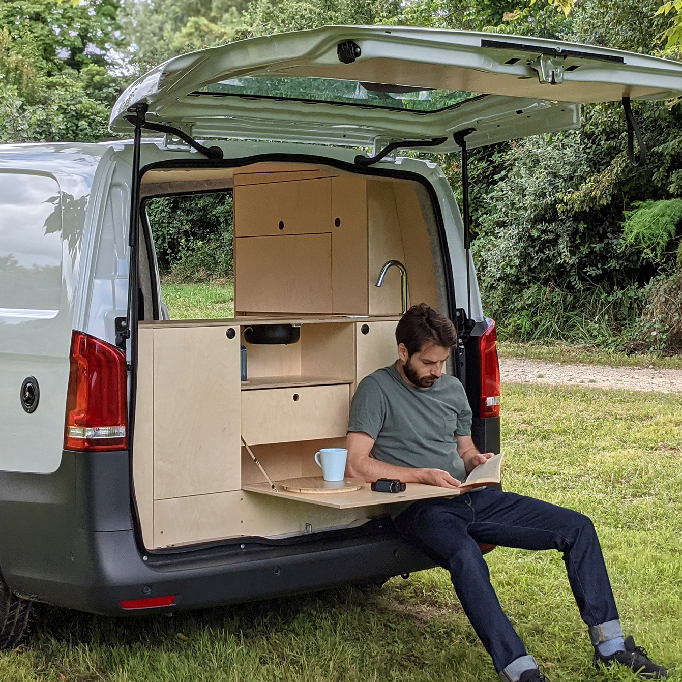Van Mercedes Vito transformé en espace de vie nomade